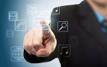 homme qui pointe du doigt les widgets des applications de son entreprise